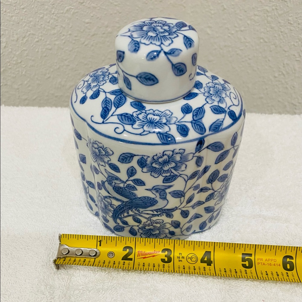 VINTAGE ANDREA BY SADEK BLUE/WHITE BIRD/FLORAL SMALL VASE W/ LID MADE IN CHINA - Picture 10 of 12